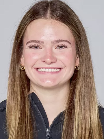 Emma Peschel headshot