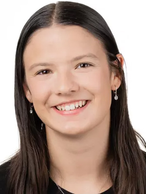 Emma Pais headshot